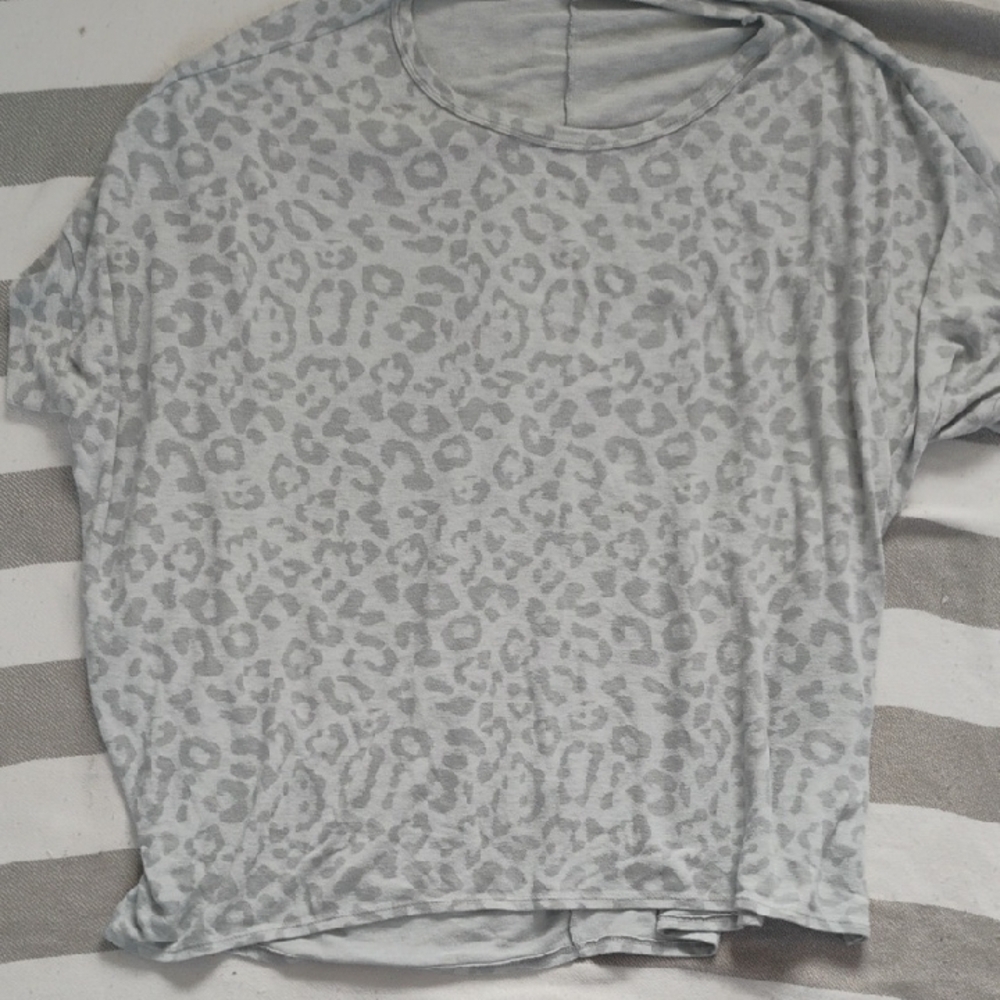 Chic Soul Boutique Oversized Lightweight Gray Leopard Print Top Batwing Sleeve